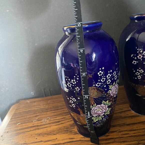 Vintage Cobalt Blue and Gold trim porcelain Japanese ginger jar and vases set - Picture 9 of 11